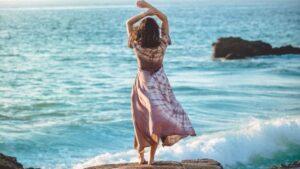 海を見てる女性