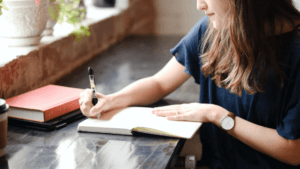 勉強している女性